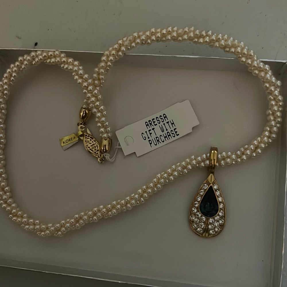 Pearl necklace with pendant